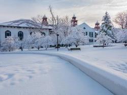 学院大厅和校园周边地区被大雪覆盖.